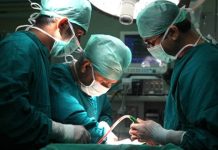 Tıp dünyasının en kritik ve en sorumluluk gerektiren mesleklerinden biri cerrahlık mesleğidir. İnsan hayatını doğrudan etkileyen operasyonları gerçekleştiren cerrah, hastalıkların tedavisinde ameliyat yöntemini kullanan uzman doktordur. Günümüzde modern tıp teknolojileri sayesinde birçok hastalık ameliyat yoluyla tedavi edilebilmektedir ve bu noktada cerrahların rolü hayati önem taşır. Konulu bir haber görseli.