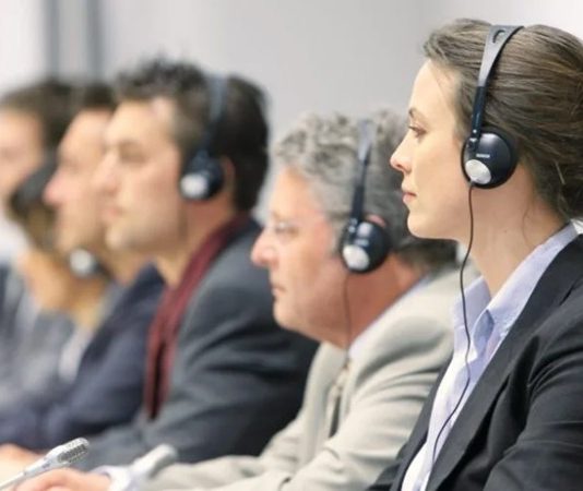 Çevirmen, Çeviri, Çevirmen Mesleği, Çevirmen Maaşı, Çeviri Eğitimi, Yazılı Çeviri, Sözlü Çeviri, Çevirmen Kazancı, Profesyonel Çevirmen, Çeviri Bürosu, Çevirmen Uzmanı, Yabancı Dil Çevirisi, Konulu bir haber görseli.