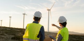 Günümüzde çevre sorunlarının artmasıyla birlikte çevre mühendisi mesleği, hem toplum hem de endüstri için büyük önem taşımaktadır. Çevre mühendisleri, doğayı koruma, kaynakları verimli kullanma ve çevre kirliliğini önleme gibi kritik görevleri yerine getirir. Bu meslek, teknik bilgi, analiz yeteneği ve çevresel bilinç gerektirir. Konulu bir haber görseli.