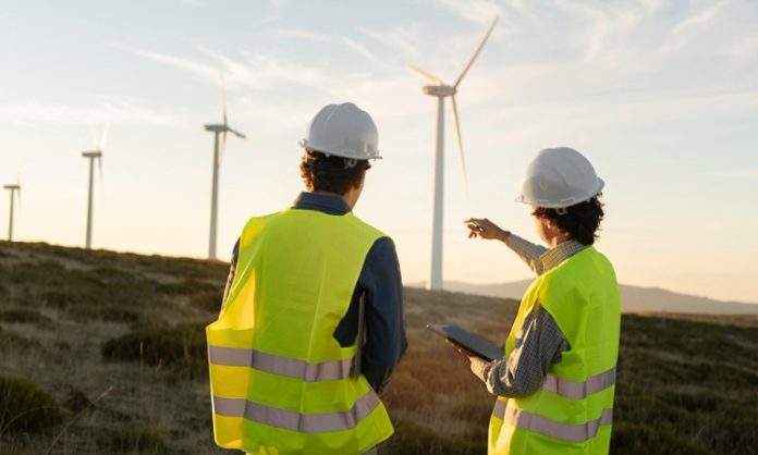 Günümüzde çevre sorunlarının artmasıyla birlikte çevre mühendisi mesleği, hem toplum hem de endüstri için büyük önem taşımaktadır. Çevre mühendisleri, doğayı koruma, kaynakları verimli kullanma ve çevre kirliliğini önleme gibi kritik görevleri yerine getirir. Bu meslek, teknik bilgi, analiz yeteneği ve çevresel bilinç gerektirir. Konulu bir haber görseli.