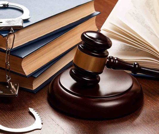 Hukuk sistemi içerisinde farklı alanlarda uzmanlaşmış birçok meslek grubu bulunmaktadır. Bu alanlardan biri olan ceza hukuku, suç ve cezalarla ilgili yasal düzenlemeleri kapsayan önemli bir hukuk dalıdır. Bu alanda uzmanlaşan ceza hukuku uzmanı, suç teşkil eden olayların hukuki yönünü inceleyen ve davalarda hukuki destek sağlayan profesyoneller arasında yer alır. Özellikle ağır ceza davaları, suç soruşturmaları ve savunma süreçlerinde ceza hukuku alanında uzmanlaşmış hukukçular büyük rol oynar. Konulu bir haber görseli.