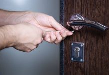 Çilingir Kimdir? Çilingir Ne Kadar Kazanır? Günlük yaşamda kapıların, kilitlerin ve araçların güvenliği büyük önem taşır. Bu noktada devreye giren mesleklerden biri de çilingirdir. Çilingir, kilit sistemlerini açma, tamir etme ve gerektiğinde yeni kilit sistemleri kurma konusunda uzmanlaşmış kişidir. Hem ev hem iş yeri hem de araçlar için güvenlik hizmeti sağlayan çilingir, hızlı çözüm üretme ve pratik becerilerle dikkat çeker. Konulu bir haber görseli.