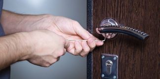 Günlük yaşamda kapıların, kilitlerin ve araçların güvenliği büyük önem taşır. Bu noktada devreye giren mesleklerden biri de çilingirdir. Çilingir, kilit sistemlerini açma, tamir etme ve gerektiğinde yeni kilit sistemleri kurma konusunda uzmanlaşmış kişidir. Hem ev hem iş yeri hem de araçlar için güvenlik hizmeti sağlayan çilingir, hızlı çözüm üretme ve pratik becerilerle dikkat çeker. Konulu bir haber görseli.