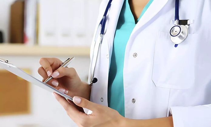 Cilt Doktoru Kimdir Cilt Doktoru Ne Kadar Kazanır İnsan vücudunun en büyük organı olan cilt, hem sağlık hem de estetik açıdan büyük önem taşır. Ciltte oluşabilecek hastalıkların teşhis edilmesi ve tedavi edilmesi ise uzmanlık gerektiren bir tıp alanıdır. Bu alanda çalışan cilt doktoru, tıp dilinde dermatolog olarak bilinen ve cilt hastalıklarının teşhisi ile tedavisinde uzmanlaşmış doktordur. Günümüzde hem sağlık hem de estetik alanında önemli bir rol oynayan cilt doktoru, birçok farklı cilt probleminin çözümünde hastalara yardımcı olur. Konulu bir haber görseli.