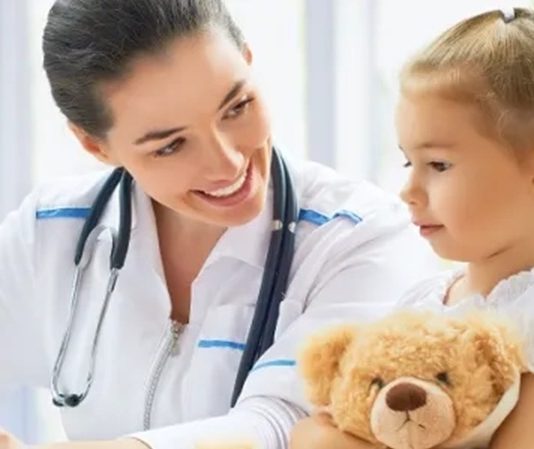 Çocuk Doktoru Kimdir? Çocuk Doktoru Ne Kadar Kazanır? Çocuk sağlığı, her toplumun en öncelikli konularından biridir ve bu alanda görev yapan çocuk doktorları, çocukların fiziksel ve ruhsal gelişimlerini yakından takip eder. Bu meslek, yüksek sorumluluk, uzmanlık ve dikkat gerektirir. Çocuk doktorları, doğumdan ergenlik çağına kadar olan tüm dönemde çocukların sağlığını korumak, hastalıkları teşhis etmek ve tedavi uygulamakla görevlidir. Konulu bir haber görseli.