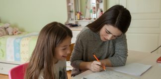 Çocukların sağlıklı bir şekilde büyüyüp gelişebilmesi için hem ailelere hem de eğitim kurumlarına rehberlik eden mesleklerden biri çocuk gelişim uzmanıdır. Bu kişiler, çocukların fiziksel, zihinsel, duygusal ve sosyal gelişim süreçlerini yakından takip eder ve gerektiğinde müdahale eder. Özellikle okul öncesi dönemden ilkokul çağlarına kadar olan süreçte, çocukların ihtiyaçlarına uygun programlar hazırlamak çocuk gelişim uzmanının görevleri arasındadır. Konulu bir haber görseli.
