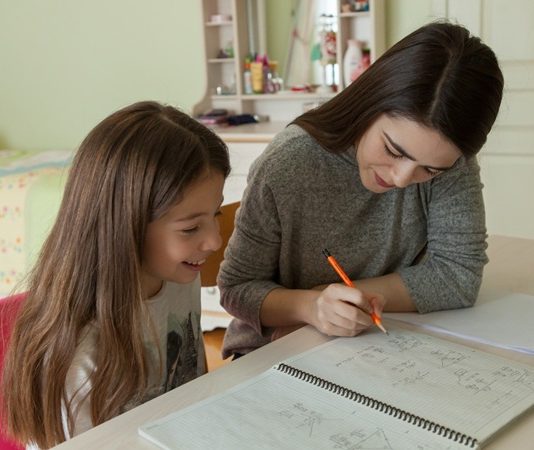 Çocukların sağlıklı bir şekilde büyüyüp gelişebilmesi için hem ailelere hem de eğitim kurumlarına rehberlik eden mesleklerden biri çocuk gelişim uzmanıdır. Bu kişiler, çocukların fiziksel, zihinsel, duygusal ve sosyal gelişim süreçlerini yakından takip eder ve gerektiğinde müdahale eder. Özellikle okul öncesi dönemden ilkokul çağlarına kadar olan süreçte, çocukların ihtiyaçlarına uygun programlar hazırlamak çocuk gelişim uzmanının görevleri arasındadır. Konulu bir haber görseli.