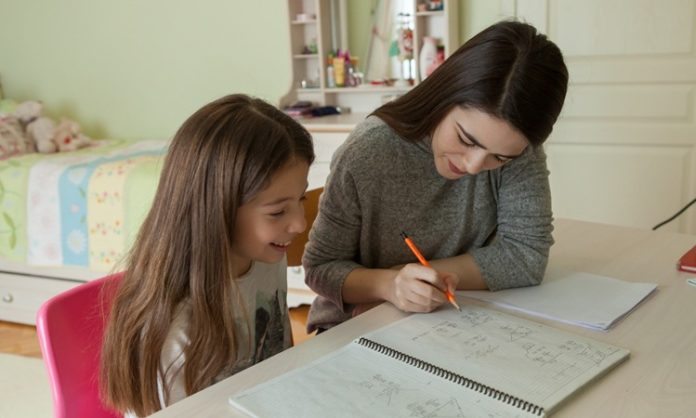 Çocukların sağlıklı bir şekilde büyüyüp gelişebilmesi için hem ailelere hem de eğitim kurumlarına rehberlik eden mesleklerden biri çocuk gelişim uzmanıdır. Bu kişiler, çocukların fiziksel, zihinsel, duygusal ve sosyal gelişim süreçlerini yakından takip eder ve gerektiğinde müdahale eder. Özellikle okul öncesi dönemden ilkokul çağlarına kadar olan süreçte, çocukların ihtiyaçlarına uygun programlar hazırlamak çocuk gelişim uzmanının görevleri arasındadır. Konulu bir haber görseli.
