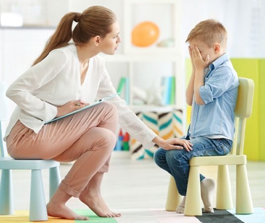Çocuk Psikoloğu Kimdir? Çocuk Psikoloğu Ne Kadar Kazanır? Günümüzde çocukların ruhsal ve duygusal gelişimi, aileler ve eğitimciler tarafından büyük bir önemle takip edilmektedir. Bu süreçte profesyonel destek sağlamak için başvurulan mesleklerden biri çocuk psikoloğudur. Çocuk psikoloğu, çocukların duygusal, sosyal ve bilişsel gelişimlerini inceleyen ve gerektiğinde müdahale eden uzman kişidir. Özellikle okul öncesi ve okul çağındaki çocukların sorunlarını doğru şekilde anlamak, ailelere rehberlik etmek ve çocuklara uygun çözümler sunmak, bu mesleğin temel görevleri arasındadır. Konulu bir haber görseli.