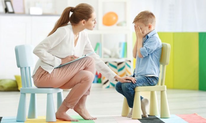 Çocuk Psikoloğu Kimdir Çocuk Psikoloğu Ne Kadar Kazanır Günümüzde çocukların ruhsal ve duygusal gelişimi, aileler ve eğitimciler tarafından büyük bir önemle takip edilmektedir. Bu süreçte profesyonel destek sağlamak için başvurulan mesleklerden biri çocuk psikoloğudur. Çocuk psikoloğu, çocukların duygusal, sosyal ve bilişsel gelişimlerini inceleyen ve gerektiğinde müdahale eden uzman kişidir. Özellikle okul öncesi ve okul çağındaki çocukların sorunlarını doğru şekilde anlamak, ailelere rehberlik etmek ve çocuklara uygun çözümler sunmak, bu mesleğin temel görevleri arasındadır. Konulu bir haber görseli.
