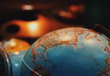 Dünyayı ve yaşadığımız çevreyi anlamamıza yardımcı olan bilim dallarından biri coğrafyadır. İnsanların yaşadığı yerleri, doğal çevreyi, iklimleri ve dünya üzerindeki farklı bölgeleri inceleyen bu bilim dalı eğitim hayatında önemli bir yere sahiptir. Bu bilgileri öğrencilere aktaran kişi ise coğrafya öğretmeni olarak adlandırılır. Okullarda görev yapan coğrafya öğretmeni, öğrencilerin dünya hakkında bilgi sahibi olmasını sağlayan ve çevre bilinci kazandıran önemli eğitimciler arasında yer alır. Konulu bir haber görseli.