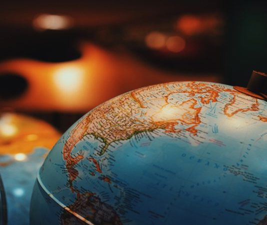 Coğrafya Öğretmeni Kimdir? Coğrafya Öğretmeni Ne Kadar Kazanır? Dünyayı ve yaşadığımız çevreyi anlamamıza yardımcı olan bilim dallarından biri coğrafyadır. İnsanların yaşadığı yerleri, doğal çevreyi, iklimleri ve dünya üzerindeki farklı bölgeleri inceleyen bu bilim dalı eğitim hayatında önemli bir yere sahiptir. Bu bilgileri öğrencilere aktaran kişi ise coğrafya öğretmeni olarak adlandırılır. Okullarda görev yapan coğrafya öğretmeni, öğrencilerin dünya hakkında bilgi sahibi olmasını sağlayan ve çevre bilinci kazandıran önemli eğitimciler arasında yer alır. Konulu bir haber görseli.