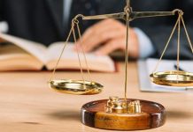 Hukuk süreçlerinin karmaşık ve zaman alıcı olması, dava takipçileri gibi uzman kişilerin önemini artırmıştır. Bir dava takipçisi, müvekkillerin davalarını yakından takip eden, mahkeme işlemlerini kontrol eden ve gerekli belgeleri hazırlayan profesyonel bir uzmandır. Bu meslek, hem hukuk bilgisi hem de organizasyon yeteneği gerektirir. Konulu bir haber görseli.