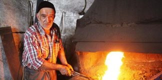 Sanayi ve el sanatları alanında önemli bir meslek olan demircilik, hem endüstriyel hem de geleneksel üretim süreçlerinde kritik bir rol üstlenir. Bir demirci, metal işleme konusunda uzmanlaşmış ve farklı amaçlarla kullanılan metal ürünleri tasarlayan, üreten ve onaran kişidir. Meslek, özellikle teknik bilgi, el becerisi ve deneyim gerektirir. Konulu bir haber görseli.