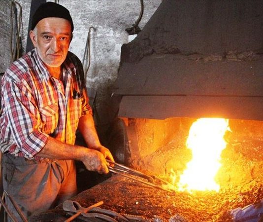 Sanayi ve el sanatları alanında önemli bir meslek olan demircilik, hem endüstriyel hem de geleneksel üretim süreçlerinde kritik bir rol üstlenir. Bir demirci, metal işleme konusunda uzmanlaşmış ve farklı amaçlarla kullanılan metal ürünleri tasarlayan, üreten ve onaran kişidir. Meslek, özellikle teknik bilgi, el becerisi ve deneyim gerektirir. Konulu bir haber görseli.