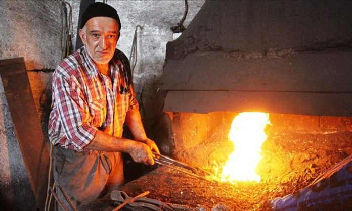Sanayi ve el sanatları alanında önemli bir meslek olan demircilik, hem endüstriyel hem de geleneksel üretim süreçlerinde kritik bir rol üstlenir. Bir demirci, metal işleme konusunda uzmanlaşmış ve farklı amaçlarla kullanılan metal ürünleri tasarlayan, üreten ve onaran kişidir. Meslek, özellikle teknik bilgi, el becerisi ve deneyim gerektirir. Konulu bir haber görseli.