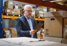 Depo Görevlisi Kimdir? Depo Görevlisi Ne Kadar Kazanır? Depo yönetimi, lojistik zincirinin en kritik noktalarından biridir ve bu noktada görev yapan depo görevlileri, ürünlerin depolanması, taşınması ve stok takibi gibi önemli sorumluluklar üstlenir. Bir depo görevlisi, malzeme ve ürünlerin düzenli bir şekilde depolanmasını sağlayarak şirketin operasyonlarının aksamadan ilerlemesine katkı sunar. Konulu bir haber görseli.