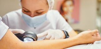 Cilt sağlığı, modern tıbbın en hassas alanlarından biridir ve bu alanda uzmanlaşan dermatologlar, insanların cilt problemlerini teşhis ve tedavi etmede kritik bir rol oynar. Dermatolog, sadece cilt hastalıklarını incelemekle kalmaz, aynı zamanda saç ve tırnak sağlığıyla da ilgilenir. Meslek, hem klinik bilgi hem de estetik duyarlılık gerektirir. Konulu bir haber görseli.