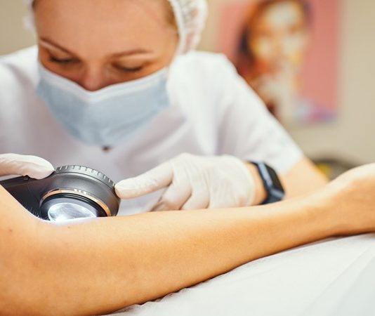 Cilt sağlığı, modern tıbbın en hassas alanlarından biridir ve bu alanda uzmanlaşan dermatologlar, insanların cilt problemlerini teşhis ve tedavi etmede kritik bir rol oynar. Dermatolog, sadece cilt hastalıklarını incelemekle kalmaz, aynı zamanda saç ve tırnak sağlığıyla da ilgilenir. Meslek, hem klinik bilgi hem de estetik duyarlılık gerektirir. Konulu bir haber görseli.