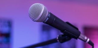 İletişim çağında, etkili konuşma becerileri her zamankinden daha fazla önem kazanıyor. Bu noktada diksiyon eğitmenleri, doğru telaffuz, vurgu ve nefes teknikleriyle bireylerin kendilerini daha iyi ifade etmelerine yardımcı oluyor. Bir diksiyon eğitmeni, konuşma bozukluklarını düzeltmek, akıcı ve anlaşılır bir iletişim sağlamak amacıyla kişilere özel eğitimler sunan profesyoneldir. Konulu bir haber görseli.