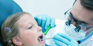 Sağlıklı bir ağız ve diş yapısı, genel sağlık açısından büyük önem taşır. Bu noktada diş hekimleri, bireylerin ağız sağlığını korumak ve tedavi etmek için kritik bir rol oynar. Diş hekimleri, sadece çürük ve diş bakımı ile ilgilenmez; aynı zamanda diş eti hastalıkları, protez, ortodonti ve estetik diş hekimliği gibi alanlarda da uzmanlaşabilir. Konulu bir haber görseli.