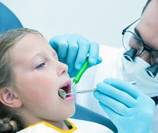 Sağlıklı bir ağız ve diş yapısı, genel sağlık açısından büyük önem taşır. Bu noktada diş hekimleri, bireylerin ağız sağlığını korumak ve tedavi etmek için kritik bir rol oynar. Diş hekimleri, sadece çürük ve diş bakımı ile ilgilenmez; aynı zamanda diş eti hastalıkları, protez, ortodonti ve estetik diş hekimliği gibi alanlarda da uzmanlaşabilir. Konulu bir haber görseli.