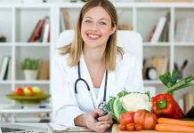 Günümüzde sağlıklı yaşam ve beslenme alışkanlıklarına olan ilgi artarken, diyetisyenler kritik bir rol üstleniyor. Beslenme ve diyet bilimi konusunda uzmanlaşan diyetisyenler, bireylerin sağlıklı bir yaşam sürmesi, kilo kontrolü ve kronik hastalıkların önlenmesi için rehberlik eder. Meslek, hem tıbbi bilgi hem de iletişim becerisi gerektirir. Konulu bir haber görseli.