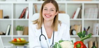 Günümüzde sağlıklı yaşam ve beslenme alışkanlıklarına olan ilgi artarken, diyetisyenler kritik bir rol üstleniyor. Beslenme ve diyet bilimi konusunda uzmanlaşan diyetisyenler, bireylerin sağlıklı bir yaşam sürmesi, kilo kontrolü ve kronik hastalıkların önlenmesi için rehberlik eder. Meslek, hem tıbbi bilgi hem de iletişim becerisi gerektirir. Konulu bir haber görseli.