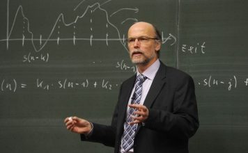 Akademik dünyada önemli bir mertebe olan doçent, üniversitelerde öğretim görevlisi olarak görev yapan, araştırma ve eğitim faaliyetlerini sürdüren akademisyendir. Doçentler, alanlarındaki uzmanlıklarını belgeleyerek hem eğitim hem de bilimsel araştırmalara katkı sağlarlar. Akademik unvan, hem prestij hem de kariyer açısından büyük önem taşır. Konulu bir haber görseli.