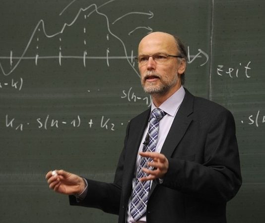 Akademik dünyada önemli bir mertebe olan doçent, üniversitelerde öğretim görevlisi olarak görev yapan, araştırma ve eğitim faaliyetlerini sürdüren akademisyendir. Doçentler, alanlarındaki uzmanlıklarını belgeleyerek hem eğitim hem de bilimsel araştırmalara katkı sağlarlar. Akademik unvan, hem prestij hem de kariyer açısından büyük önem taşır. Konulu bir haber görseli.