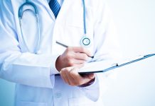 Sağlık alanında toplumun temel ihtiyacını karşılayan doktorlar, hastaların yaşam kalitesini korumak ve sağlık sorunlarını çözmekle sorumludur. Bu meslek, yalnızca hastalıkları teşhis etmekle kalmaz, aynı zamanda önleyici sağlık hizmetleri sunarak bireylerin yaşam standartlarını yükseltir. Bir doktor, hem tıbbi bilgiye hem de insani yönü güçlü bir iletişim yeteneğine sahip olmalıdır. Konulu bir haber görseli.