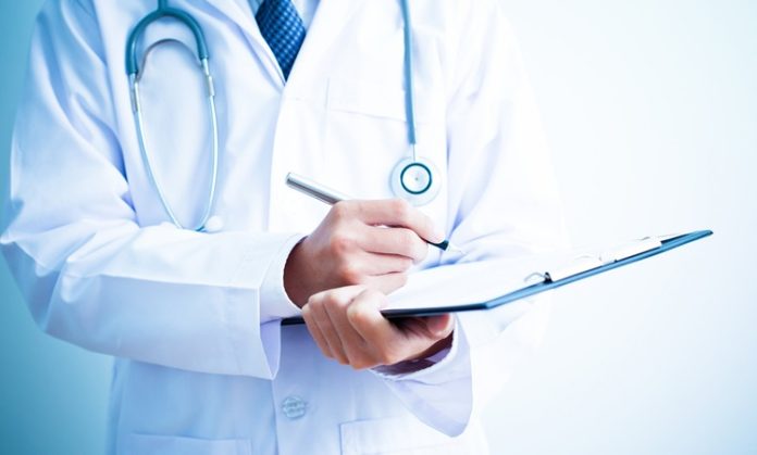 Doktor Kimdir Doktor Ne Kadar Kazanır Sağlık alanında toplumun temel ihtiyacını karşılayan doktorlar, hastaların yaşam kalitesini korumak ve sağlık sorunlarını çözmekle sorumludur. Bu meslek, yalnızca hastalıkları teşhis etmekle kalmaz, aynı zamanda önleyici sağlık hizmetleri sunarak bireylerin yaşam standartlarını yükseltir. Bir doktor, hem tıbbi bilgiye hem de insani yönü güçlü bir iletişim yeteneğine sahip olmalıdır. Konulu bir haber görseli.