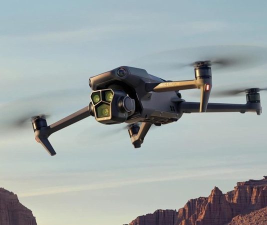 Drone Operatörü Kimdir? Drone Operatörü Ne Kadar Kazanır? Teknolojinin gelişmesiyle birlikte, hava görüntüleme ve çeşitli endüstriyel uygulamalarda kullanılan drone operatörleri, artık pek çok sektörde vazgeçilmez hale gelmiştir. Bir drone operatörü, insansız hava araçlarını (İHA) profesyonel bir şekilde kullanarak fotoğraf, video çekimi, haritalama ve denetim gibi görevleri gerçekleştirir. Bu meslek, hem teknik bilgi hem de dikkat gerektiren bir uzmanlık alanıdır. Konulu bir haber görseli.