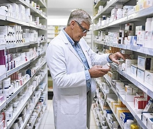 Sağlık sistemi içerisinde doktorlar, hemşireler ve diğer sağlık çalışanları kadar önemli bir meslek grubu da eczacılardır. Günlük yaşamda çoğu kişi eczaneyi yalnızca ilaç satın alınan bir yer olarak görse de aslında eczacı, sağlık alanında eğitim almış ve ilaç konusunda uzmanlaşmış bir sağlık profesyonelidir. İlaçların doğru kullanımı, saklanması ve hastaya uygun şekilde verilmesi gibi birçok kritik görev eczacıların sorumluluğundadır. Konulu bir haber görseli.