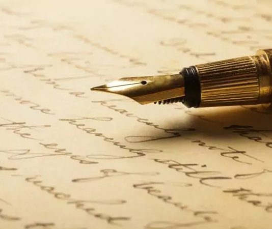 Edebiyat, bir toplumun kültürel ve tarihi birikimini yansıtan önemli bir alandır. Bu alanın genç nesillere aktarılmasında kritik rol oynayan profesyonellerden biri edebiyat öğretmenidir. Edebiyat öğretmenleri, öğrencilerin okuma, anlama ve yazma becerilerini geliştirerek dilin estetik ve anlam yönünü kavramalarına yardımcı olur. Sadece ders anlatmakla kalmayıp, öğrencilerin hayal gücünü ve eleştirel düşünme yetilerini de geliştiren bu meslek, eğitim sisteminin temel taşlarından biridir. Konulu bir haber görseli.