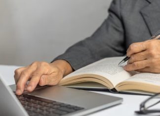 Medya, yayıncılık ve dijital içerik dünyasında önemli bir role sahip olan editör, yazılı ya da görsel içeriklerin düzenlenmesi, kontrol edilmesi ve yayınlanmaya hazır hale getirilmesinden sorumlu kişidir. Gazetelerden dergilere, internet sitelerinden yayınevlerine kadar birçok alanda çalışan editörler, içeriklerin hem dil hem de anlam açısından doğru olmasını sağlar. Konulu bir haber görseli.