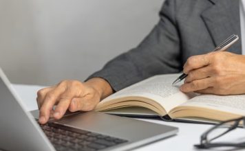 Medya, yayıncılık ve dijital içerik dünyasında önemli bir role sahip olan editör, yazılı ya da görsel içeriklerin düzenlenmesi, kontrol edilmesi ve yayınlanmaya hazır hale getirilmesinden sorumlu kişidir. Gazetelerden dergilere, internet sitelerinden yayınevlerine kadar birçok alanda çalışan editörler, içeriklerin hem dil hem de anlam açısından doğru olmasını sağlar. Konulu bir haber görseli.