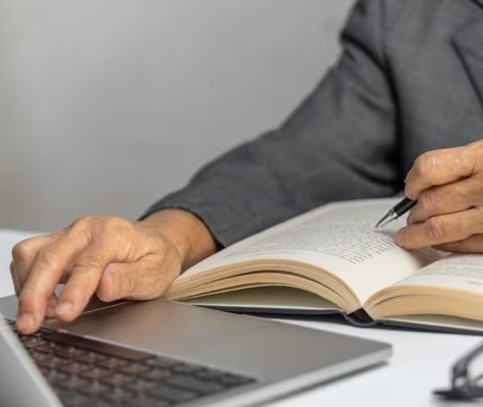 Medya, yayıncılık ve dijital içerik dünyasında önemli bir role sahip olan editör, yazılı ya da görsel içeriklerin düzenlenmesi, kontrol edilmesi ve yayınlanmaya hazır hale getirilmesinden sorumlu kişidir. Gazetelerden dergilere, internet sitelerinden yayınevlerine kadar birçok alanda çalışan editörler, içeriklerin hem dil hem de anlam açısından doğru olmasını sağlar. Konulu bir haber görseli.