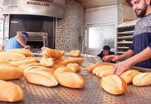 Günlük yaşamın temel ihtiyaçlarından biri olan ekmek, mutfakların vazgeçilmez unsurlarındandır. Bu noktada ekmek ustası, hamurun doğru şekilde hazırlanması, mayalanması ve fırında pişirilmesinden sorumlu olan uzmandır. Ekmek ustaları, hem lezzet hem de kalite açısından önemli bir rol oynar. Bu meslek, teknik bilgi, tecrübe ve sabır gerektiren bir zanaattır. Konulu bir haber görseli.