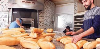 Günlük yaşamın temel ihtiyaçlarından biri olan ekmek, mutfakların vazgeçilmez unsurlarındandır. Bu noktada ekmek ustası, hamurun doğru şekilde hazırlanması, mayalanması ve fırında pişirilmesinden sorumlu olan uzmandır. Ekmek ustaları, hem lezzet hem de kalite açısından önemli bir rol oynar. Bu meslek, teknik bilgi, tecrübe ve sabır gerektiren bir zanaattır. Konulu bir haber görseli.