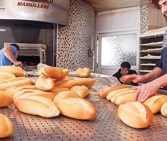 Günlük yaşamın temel ihtiyaçlarından biri olan ekmek, mutfakların vazgeçilmez unsurlarındandır. Bu noktada ekmek ustası, hamurun doğru şekilde hazırlanması, mayalanması ve fırında pişirilmesinden sorumlu olan uzmandır. Ekmek ustaları, hem lezzet hem de kalite açısından önemli bir rol oynar. Bu meslek, teknik bilgi, tecrübe ve sabır gerektiren bir zanaattır. Konulu bir haber görseli.