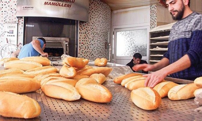 Günlük yaşamın temel ihtiyaçlarından biri olan ekmek, mutfakların vazgeçilmez unsurlarındandır. Bu noktada ekmek ustası, hamurun doğru şekilde hazırlanması, mayalanması ve fırında pişirilmesinden sorumlu olan uzmandır. Ekmek ustaları, hem lezzet hem de kalite açısından önemli bir rol oynar. Bu meslek, teknik bilgi, tecrübe ve sabır gerektiren bir zanaattır. Konulu bir haber görseli.