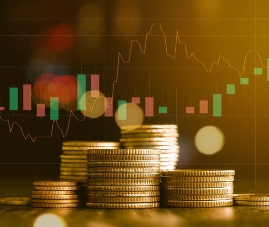 Günümüz dünyasında ekonomik gelişmeler yalnızca devletlerin değil aynı zamanda şirketlerin ve bireylerin de kararlarını doğrudan etkileyen önemli unsurlar arasında yer alır. Enflasyon, büyüme oranları, işsizlik verileri ve finansal piyasalar gibi birçok konu ekonomik analiz gerektirir. Bu analizleri yapan ve ekonomik verileri yorumlayan uzmanlara ise ekonomist adı verilir. Ekonomik gelişmeleri değerlendiren ekonomistler, hem kamu kurumlarında hem de özel sektörde önemli görevler üstlenir. Konulu bir haber görseli.