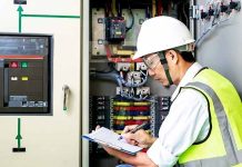 Enerji ve teknoloji dünyasının temel taşlarından biri olan elektrik mühendisi, elektrik enerjisinin üretilmesi, iletilmesi, dağıtılması ve güvenli şekilde kullanılmasını sağlayan uzman kişidir. Günümüzde sanayiden konutlara, ulaşım sistemlerinden iletişim teknolojilerine kadar birçok alanda elektrik sistemleri kullanılmaktadır. Bu sistemlerin planlanması ve geliştirilmesi ise büyük ölçüde elektrik mühendisliği alanında çalışan uzmanlar tarafından gerçekleştirilir. Konulu bir haber görseli.