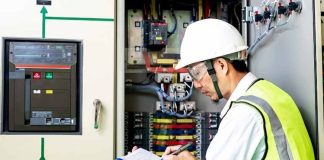 Enerji ve teknoloji dünyasının temel taşlarından biri olan elektrik mühendisi, elektrik enerjisinin üretilmesi, iletilmesi, dağıtılması ve güvenli şekilde kullanılmasını sağlayan uzman kişidir. Günümüzde sanayiden konutlara, ulaşım sistemlerinden iletişim teknolojilerine kadar birçok alanda elektrik sistemleri kullanılmaktadır. Bu sistemlerin planlanması ve geliştirilmesi ise büyük ölçüde elektrik mühendisliği alanında çalışan uzmanlar tarafından gerçekleştirilir. Konulu bir haber görseli.