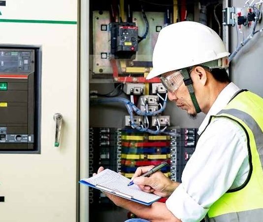 Enerji ve teknoloji dünyasının temel taşlarından biri olan elektrik mühendisi, elektrik enerjisinin üretilmesi, iletilmesi, dağıtılması ve güvenli şekilde kullanılmasını sağlayan uzman kişidir. Günümüzde sanayiden konutlara, ulaşım sistemlerinden iletişim teknolojilerine kadar birçok alanda elektrik sistemleri kullanılmaktadır. Bu sistemlerin planlanması ve geliştirilmesi ise büyük ölçüde elektrik mühendisliği alanında çalışan uzmanlar tarafından gerçekleştirilir. Konulu bir haber görseli.