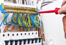 Elektrik Tesisatçısı Kimdir? Elektrik Tesisatçısı Ne Kadar Kazanır? Günümüzün modern yaşamında elektrik, günlük hayatın vazgeçilmez bir parçası hâline gelmiştir. Bu noktada, elektrik sistemlerinin doğru kurulumu ve bakımından sorumlu olan elektrik tesisatçısı, hem güvenliğin hem de verimli enerji kullanımının sağlanmasında kritik bir rol üstlenir. Elektrik tesisatçısı, konutlardan iş yerlerine kadar her alanda elektrik sistemlerinin montajını, bakımını ve onarımını gerçekleştirir. Meslek, teknik bilgi, pratik beceri ve güvenlik bilincini bir arada gerektirir. Konulu bir haber görseli.