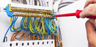 Günümüzün modern yaşamında elektrik, günlük hayatın vazgeçilmez bir parçası hâline gelmiştir. Bu noktada, elektrik sistemlerinin doğru kurulumu ve bakımından sorumlu olan elektrik tesisatçısı, hem güvenliğin hem de verimli enerji kullanımının sağlanmasında kritik bir rol üstlenir. Elektrik tesisatçısı, konutlardan iş yerlerine kadar her alanda elektrik sistemlerinin montajını, bakımını ve onarımını gerçekleştirir. Meslek, teknik bilgi, pratik beceri ve güvenlik bilincini bir arada gerektirir. Konulu bir haber görseli.