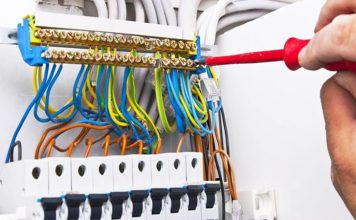 Günümüzün modern yaşamında elektrik, günlük hayatın vazgeçilmez bir parçası hâline gelmiştir. Bu noktada, elektrik sistemlerinin doğru kurulumu ve bakımından sorumlu olan elektrik tesisatçısı, hem güvenliğin hem de verimli enerji kullanımının sağlanmasında kritik bir rol üstlenir. Elektrik tesisatçısı, konutlardan iş yerlerine kadar her alanda elektrik sistemlerinin montajını, bakımını ve onarımını gerçekleştirir. Meslek, teknik bilgi, pratik beceri ve güvenlik bilincini bir arada gerektirir. Konulu bir haber görseli.