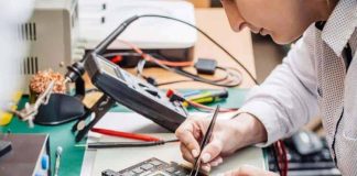 Teknolojinin hızla geliştiği çağımızda, elektronik cihazlar ve sistemler hayatın her alanına entegre olmuştur. Bu noktada elektronik mühendisi, devre tasarımı, donanım ve yazılım entegrasyonu gibi görevlerle teknoloji dünyasında kritik bir rol üstlenir. Elektronik mühendisleri, bilgisayar sistemlerinden iletişim altyapılarına, otomasyon sistemlerinden endüstriyel cihazlara kadar birçok alanda çalışarak teknolojinin verimli ve güvenli kullanımını sağlar. Bu meslek, analitik düşünce, teknik bilgi ve problem çözme becerilerini bir arada gerektirir. Konulu bir haber görseli.